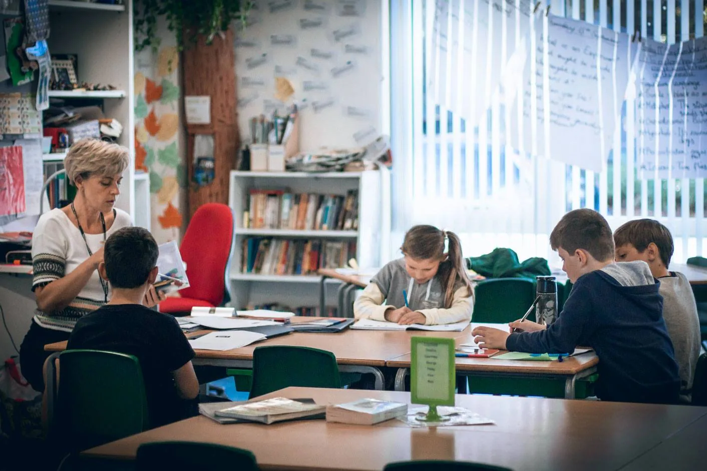 Children working together in a Russian classroom